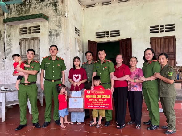 Công an xã Cẩm Khê nhận đỡ đầu 01 học sinh hoàn cảnh đặc biệt khó khăn