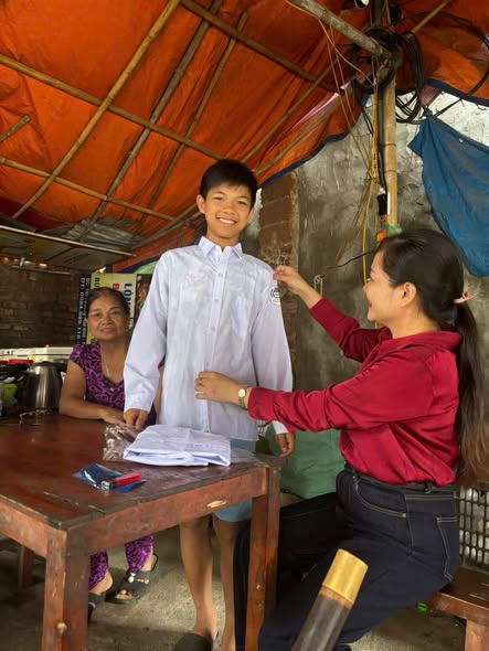 Hội LHPN xã Cẩm Khê động viên và trao quà cho trẻ em mồ côi