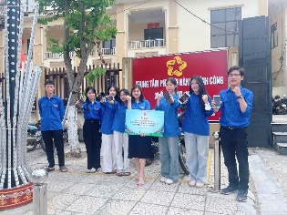 Đoàn Thanh niên xã ra quân đội hình tình nguyện hỗ trợ Hành chính công