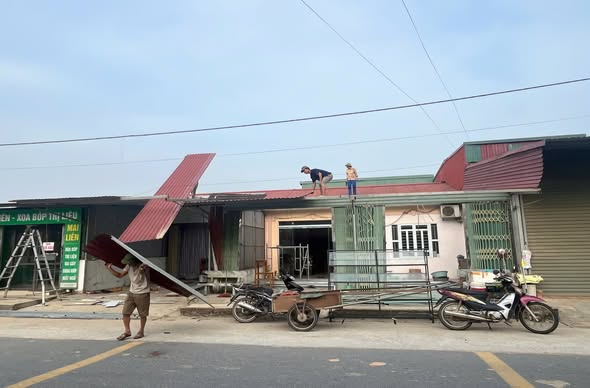 Các hộ kinh doanh ki-ốt khu Minh Tân tự giác tháo dỡ công trình lấn chiếm