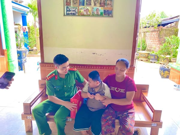Đoàn thanh niên Công an xã Cẩm Khê tặng quà Tết Trung Thu cho các cháu khó khăn